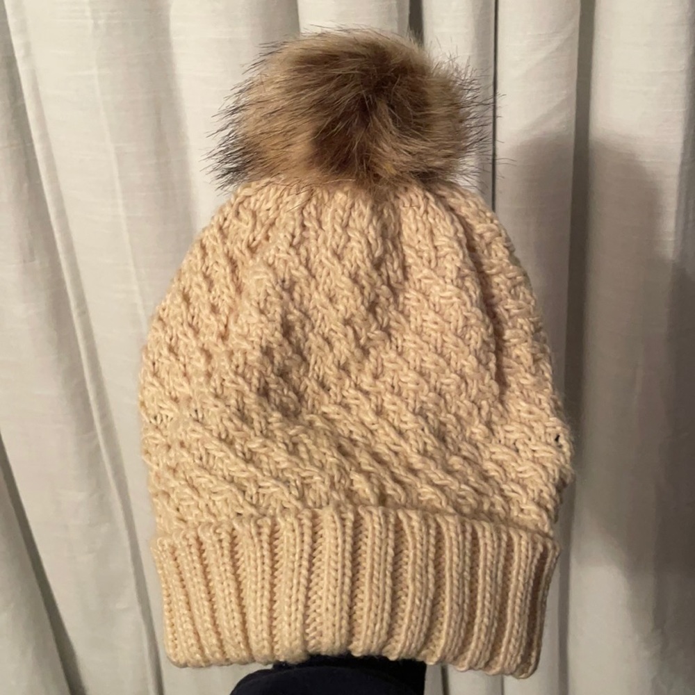 Winter hat from Roxy. Cream color. One size.